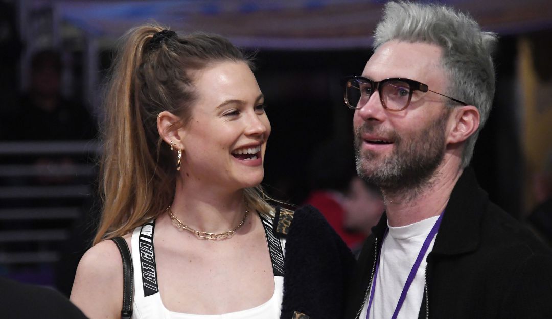 Behati Prinsloo y Adam Levine.