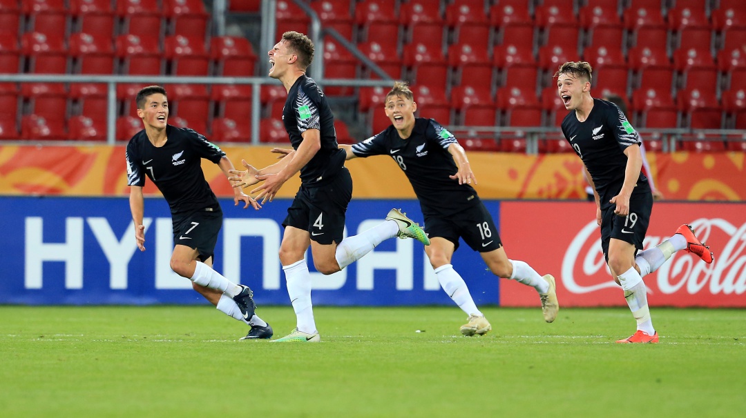 Uruguay y Nueva Zelanda definen rival de Colombia en octavos