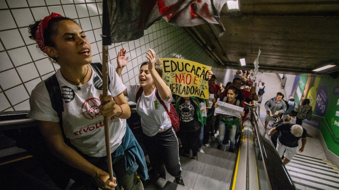 Miles de personas protestan en Brasil contra los recortes a la educación