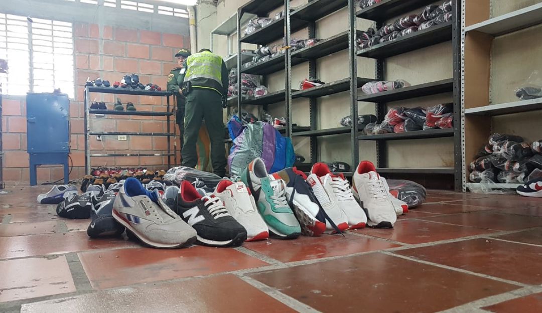 BUCARAMANGA: Vendían zapatos chiviados como originales