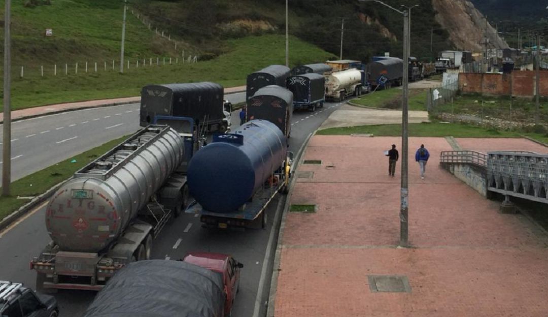 Via Bogotá- Villavicencio: Atracan camioneros atascados en la vía al Llano en el sur de Bogotá