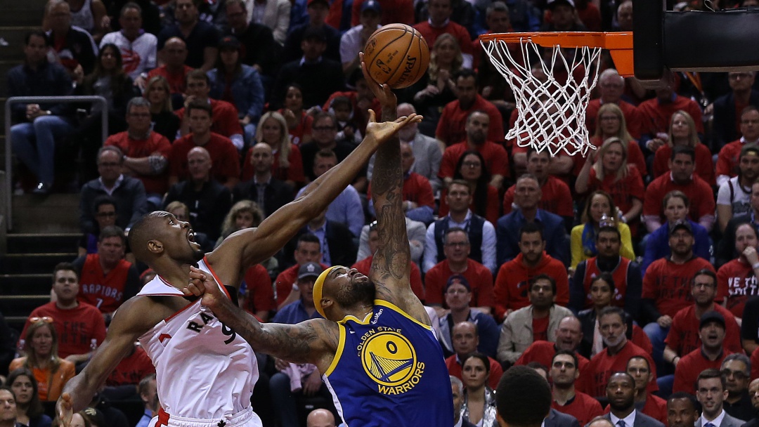 Por el desempate: Warriors reciben a los Raptors en Oakland