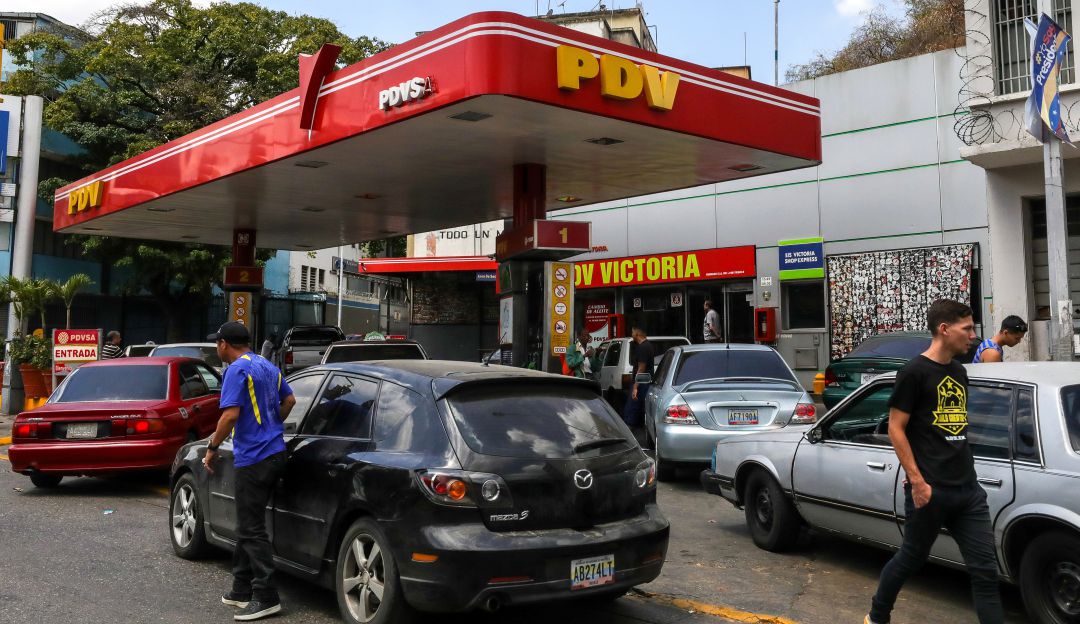 Crisis en Venezuela: Venezuela se quedará sin gasolina en un mes, afirman trabajadores petrolero