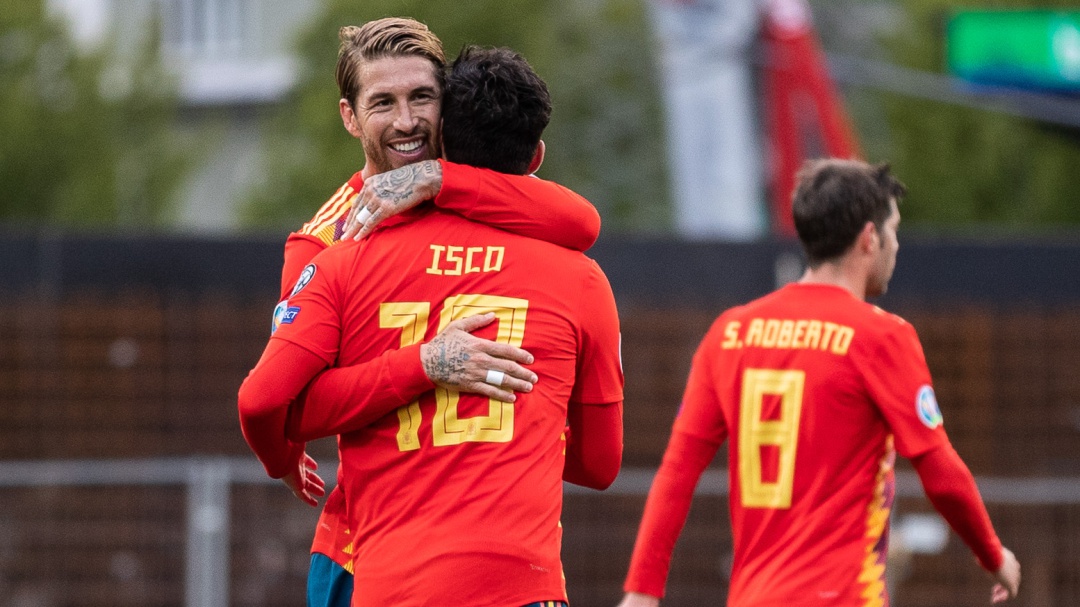 España goleó a Islas Feroe con partido histórico de Ramos