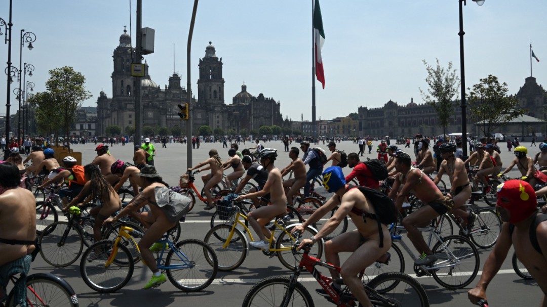 Ciclistas desnudos toman Ciudad de México para concientizar uso del carro
