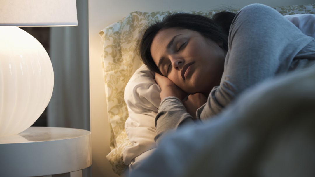 Luz artificial mientras duerme puede aumentar peso en mujeres, dice reporte