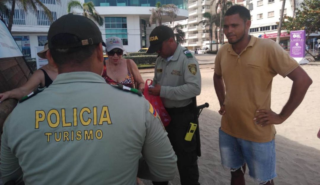 Cobros excesivos turistas playas Cartagena: Cobran $200 mil a turista argentina por unos zapatos de playa en Cartagena