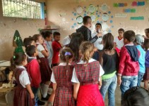 El físico y los niños bilingües de Cocorná