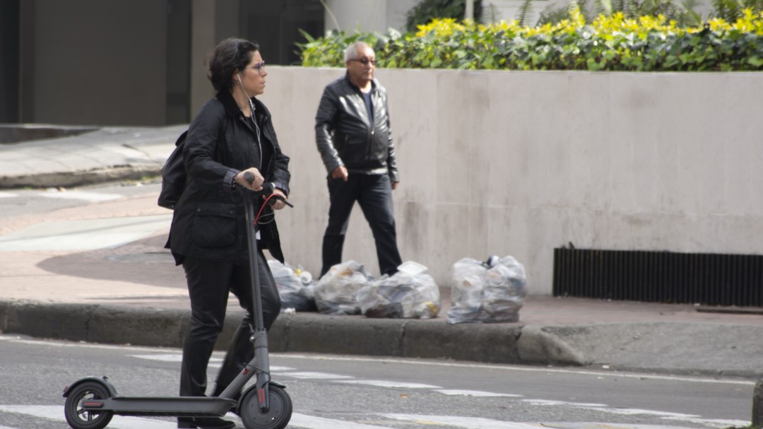 La moda de las patinetas: cómo usarlas con seguridad y responsabilidad