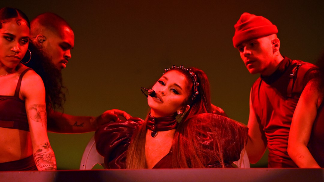 Ariana Grande no contuvo las lágrimas al recordar a su ex en un concierto