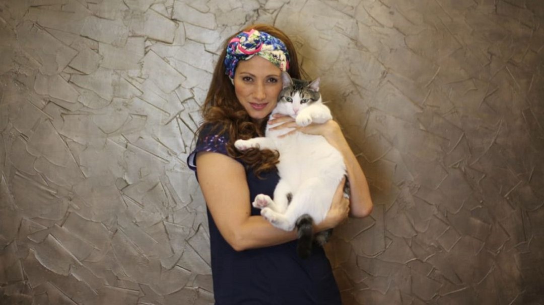Maria Claudia Torres y su gatico Theo
