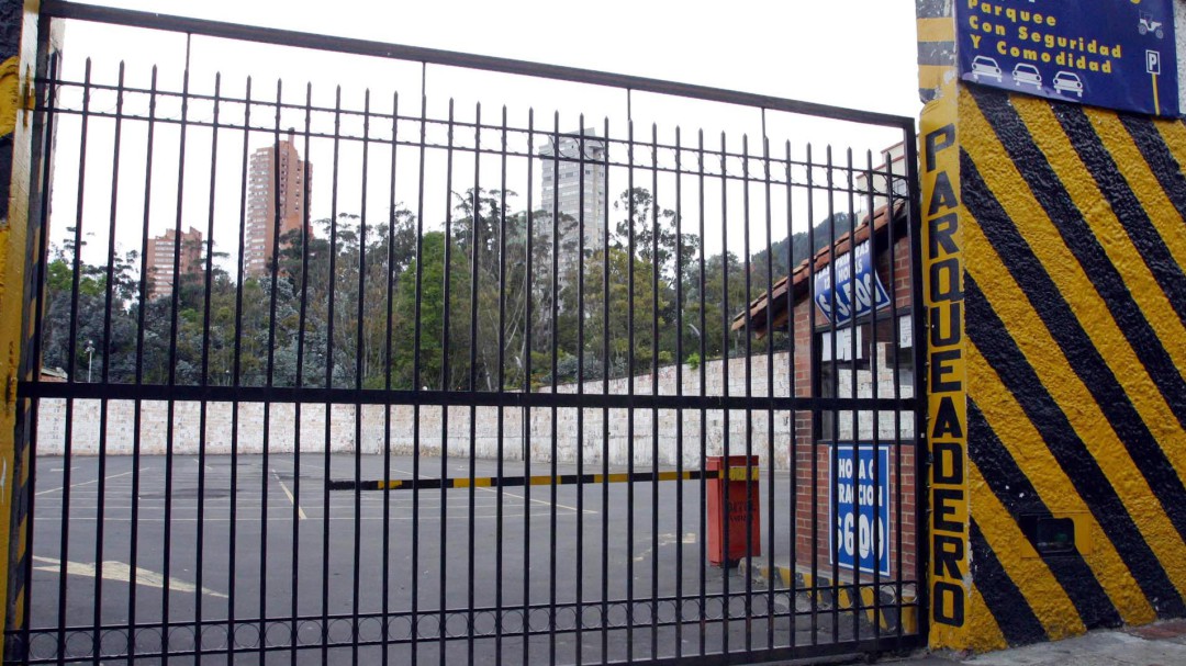 Alcaldes no pueden fijar impuestos por uso de parqueaderos: Corte