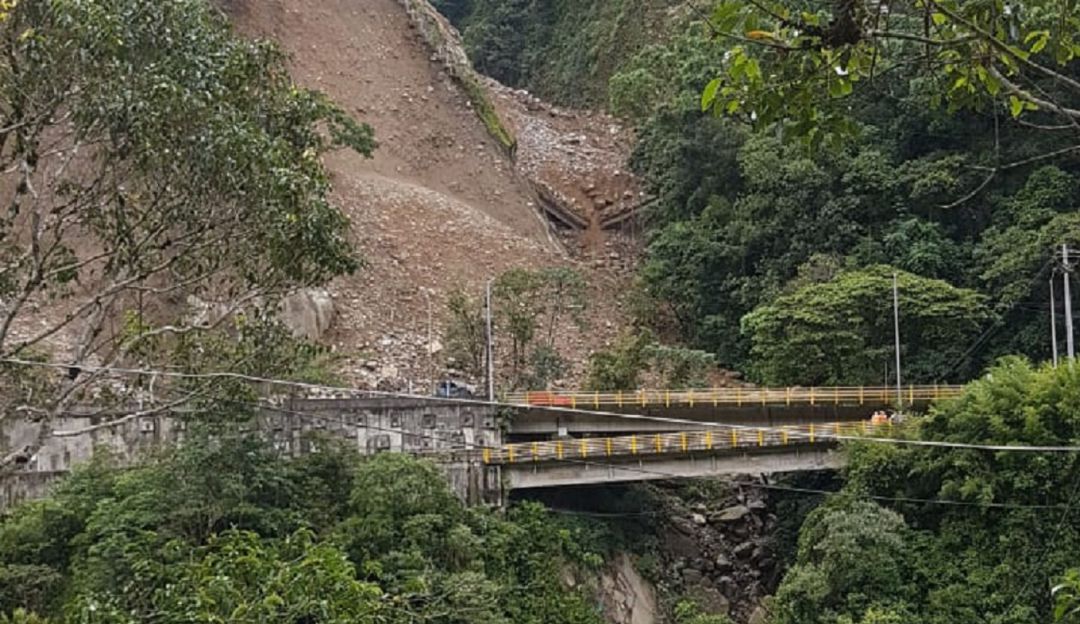 Vía al Llano: Derrumbe sepultó un puente en la vía al Llano