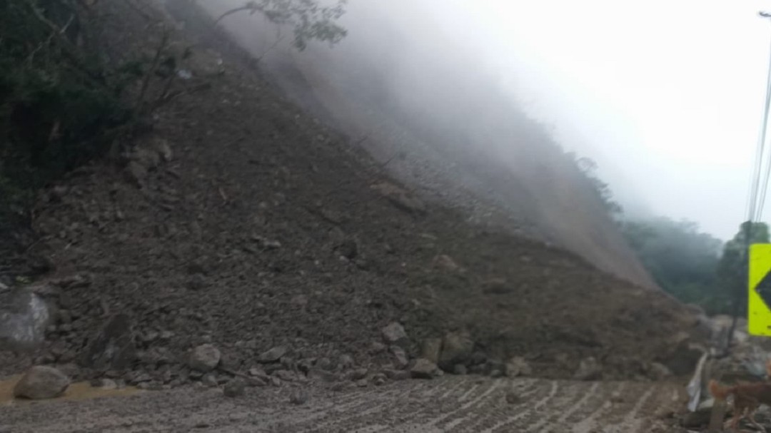 Retoman la remoción de escombros en la vía al Llano