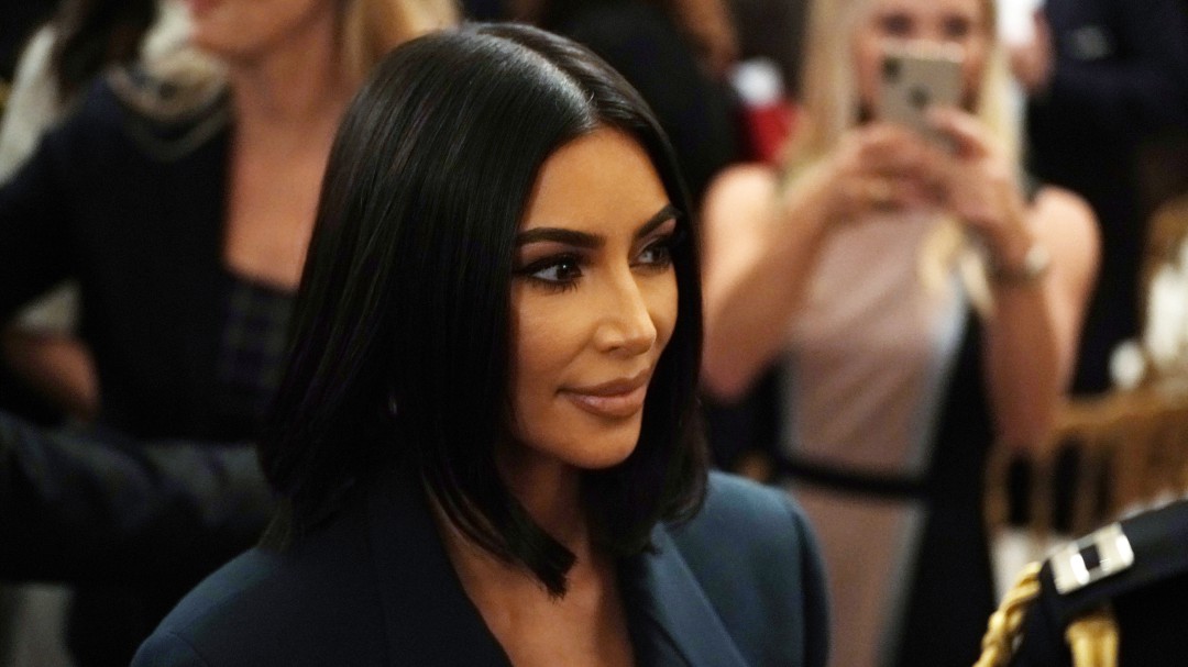 Kim Kardashian combate la psoriasis con su nueva colección de maquillaje