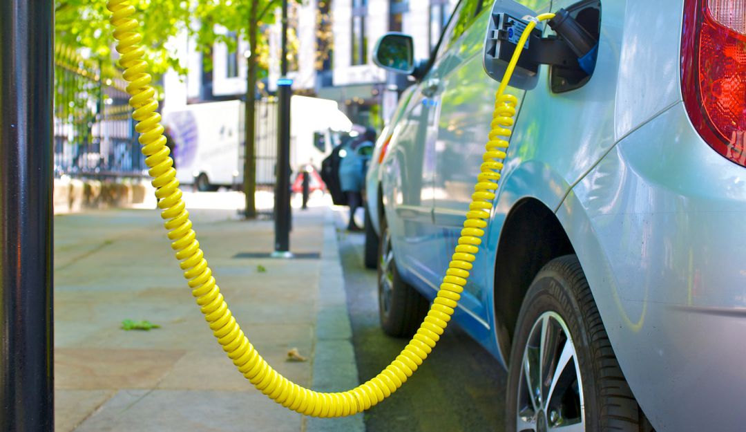 Virales Autos Híbridos: (Video) Auto eléctrico vuela por los aires mientras se recarga