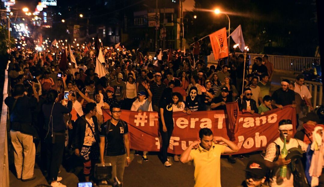 Policía hondureña se une a manifestantes y exige diálogos