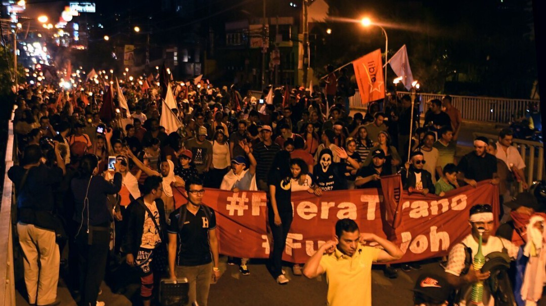 Policía hondureña se une a manifestantes y exige diálogos