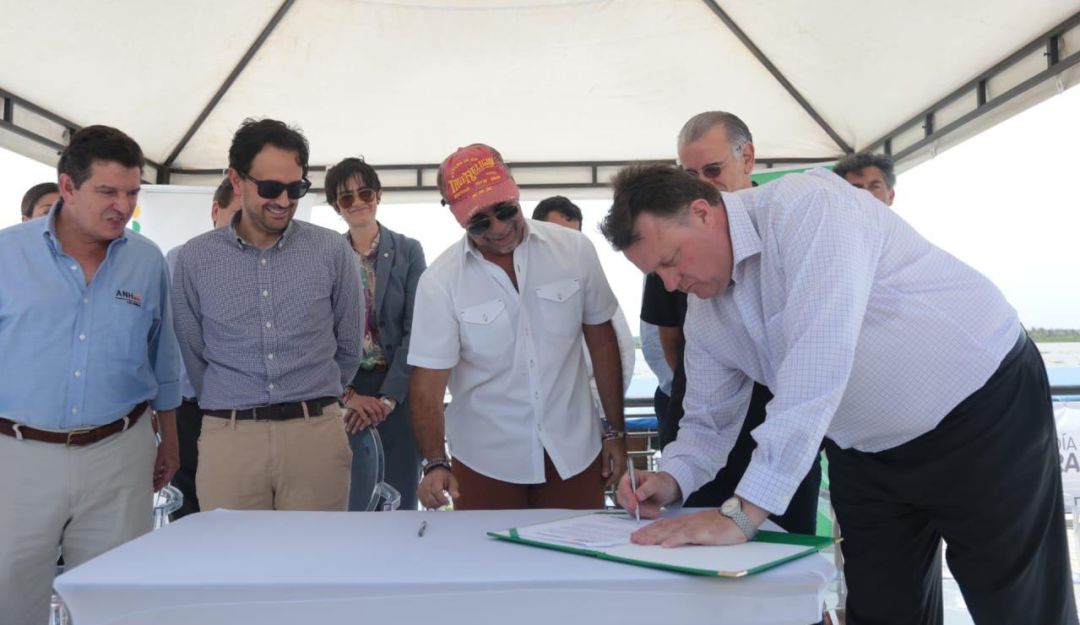 Momento en el que se firma la alianza entre el Alcalde Alejando Char y Mike Savage.