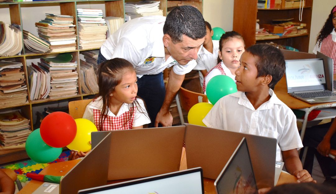 Normal Superior de Mompox: Gobernador de Bolívar entregó 20 computadores a Normal Superior de Mompox