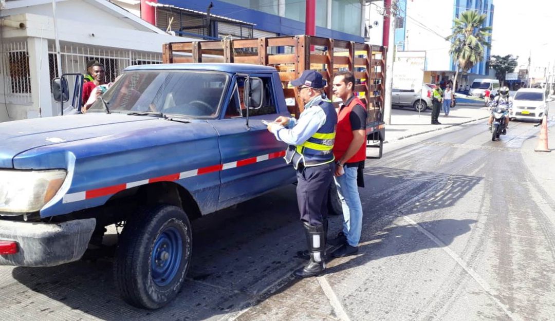 transporte ilegal en Cartagena: Aplican comparendo a ocho vehículos por transporte ilegal en Cartagena