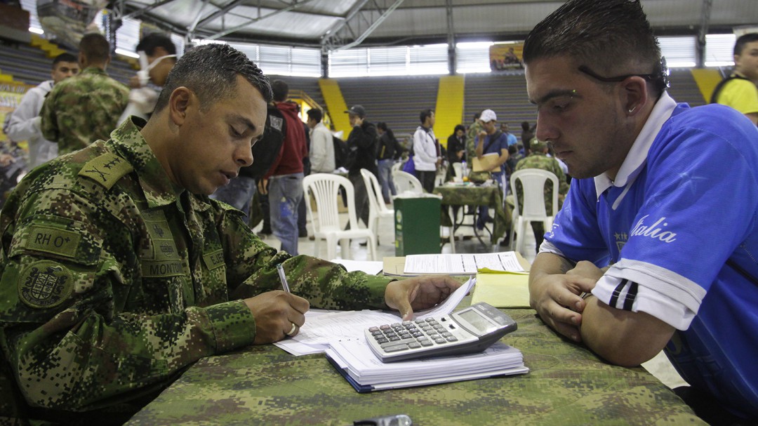 Personas en extrema pobreza podrán trabajar sin acreditar situación militar