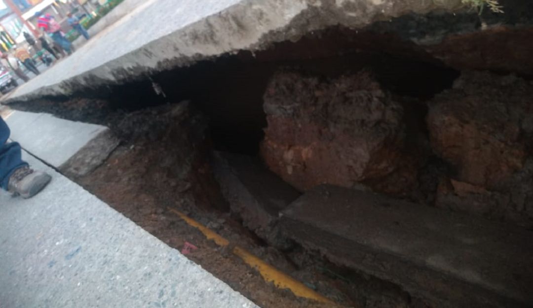 tubo de acueducto deslizamiento viviendas evacuadas: Cuatro viviendas evacuadas por ruptura de tubo de acueducto en Aguadas
