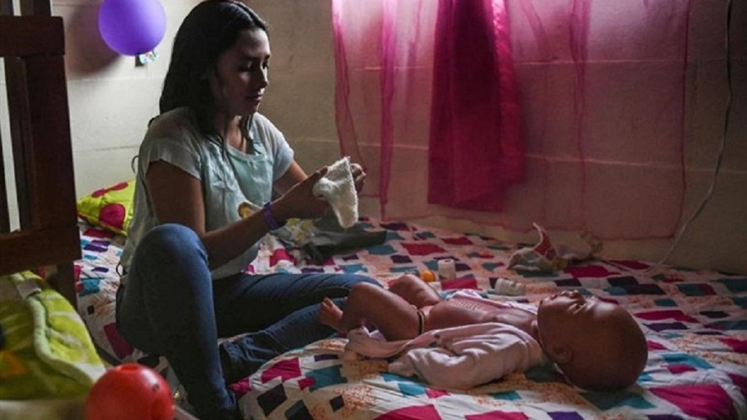 Con "bebés robots" buscan frenar embarazos adolescentes en Colombia