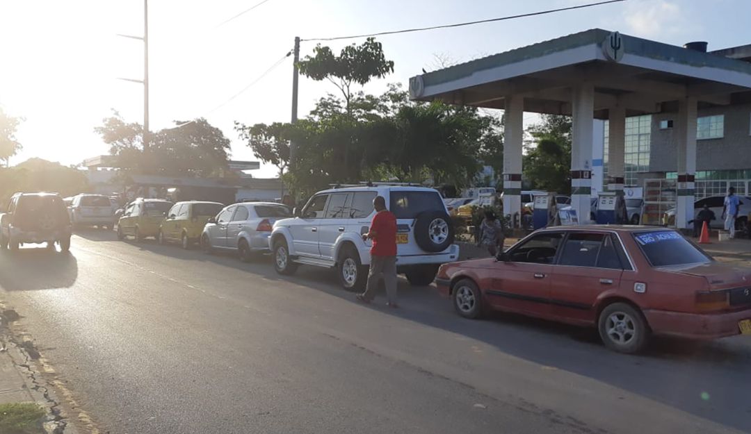 Gasolina en Riohacha: Cupo de gasolina es insuficiente: permanecen largas filas en La Guajira