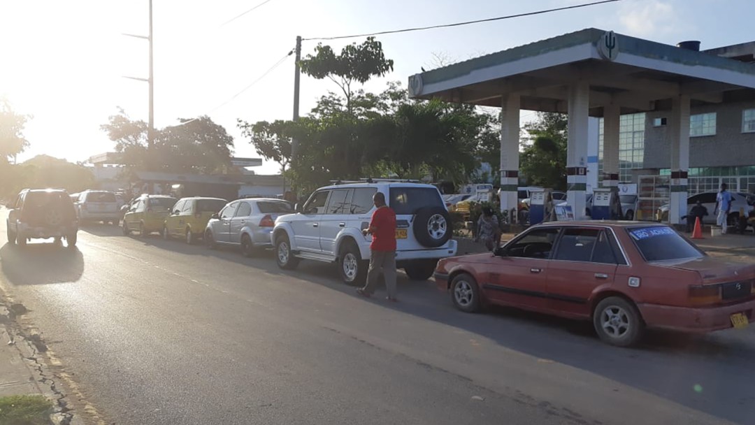Cupo de gasolina es insuficiente: permanecen largas filas en La Guajira