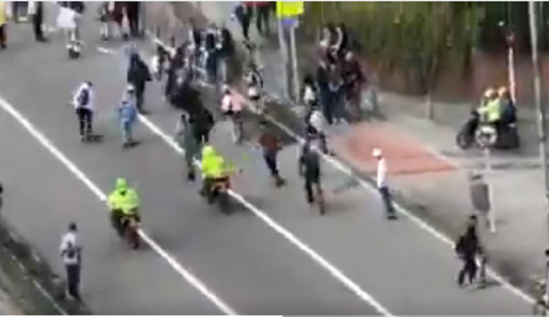 Policías atropellan a jóvenes