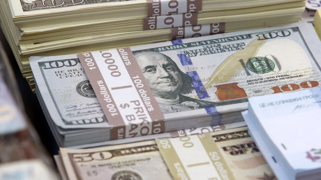 Tensión internacional provoca caída del Dolar que cerró en 3.202 pesos