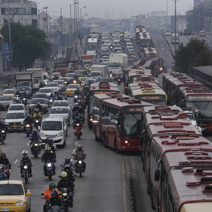 Vehículos de carga los más inmovilizados por contaminar el aire en Bogotá