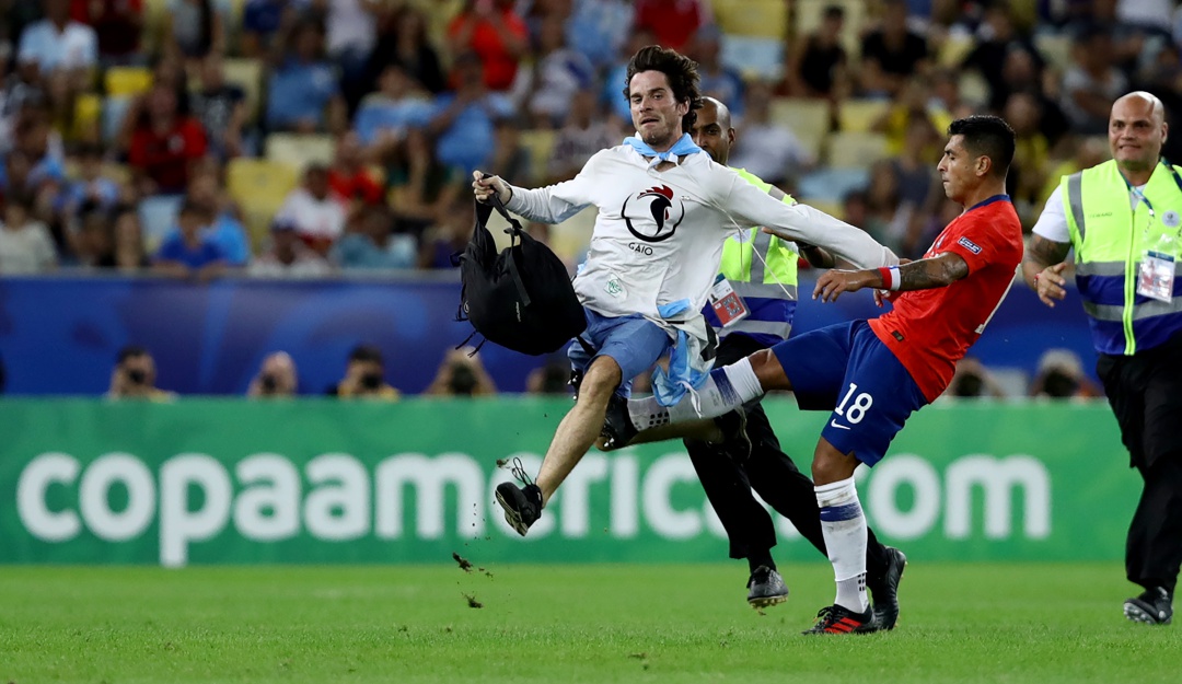 Jara agresión hincha Chile Uruguay: ¿Agresión o ayuda?: Jara pateó a hincha que invadió el terreno de juego
