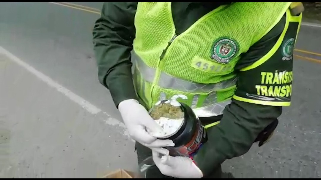 Marihuana escondida en tarros de vitaminas