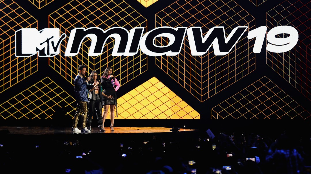 El "tremendo" beso entre las conductoras de la gala MTV Miaw 2019