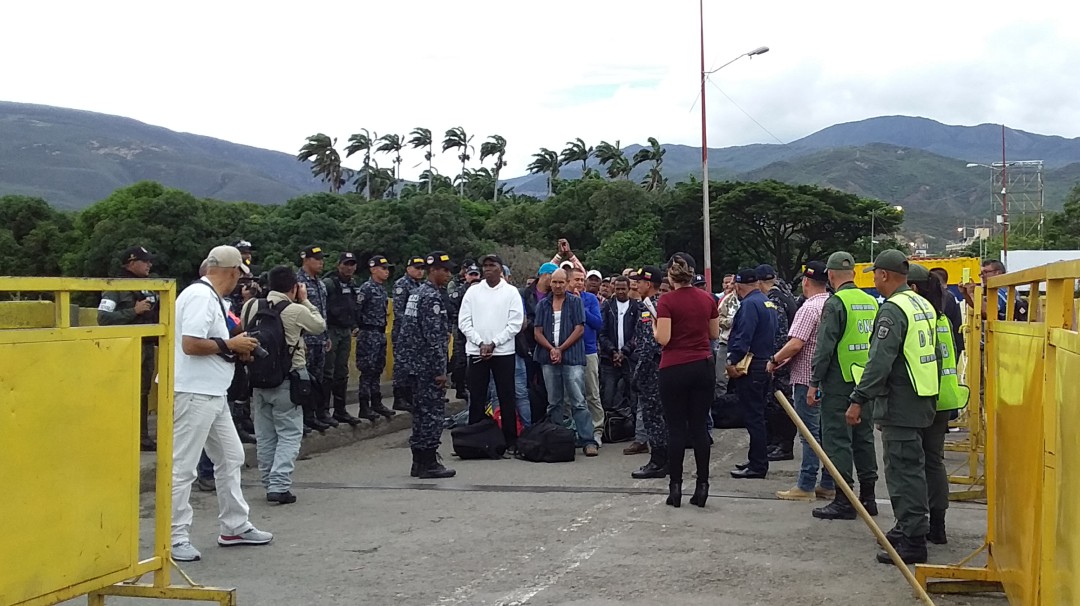 Deportados de Venezuela piden ayuda para establecerse de nuevo en Colombia