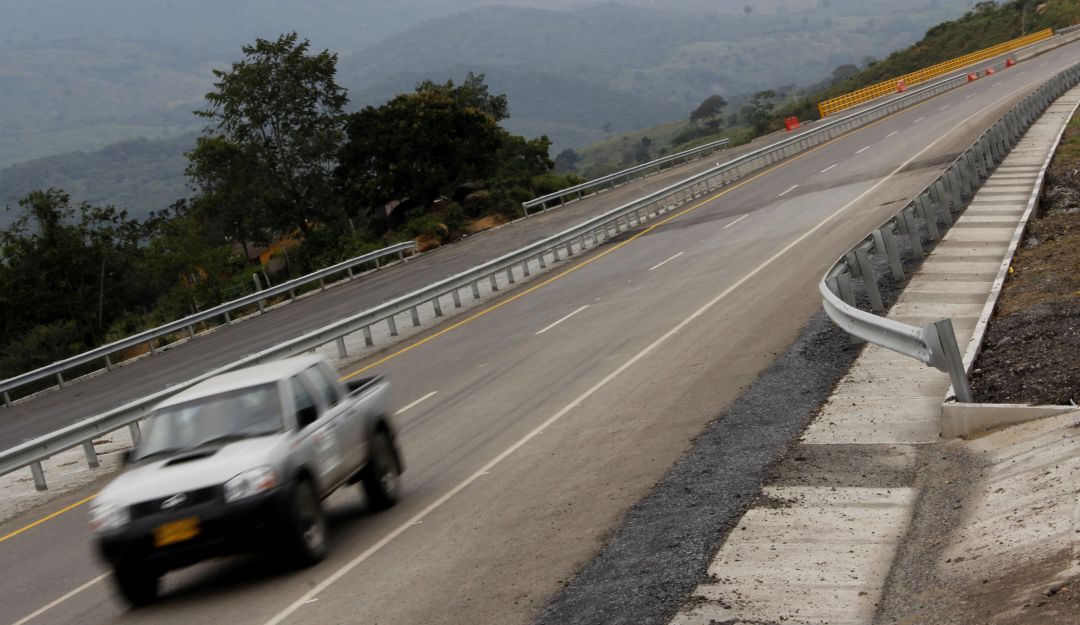 Afectados puente festivo Colombia: "37 vías del país afectadas por cierres y pasos restringidos en el puente"