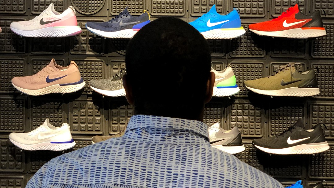 Nike retira zapato con vieja versión de la bandera de EEUU, tras críticas