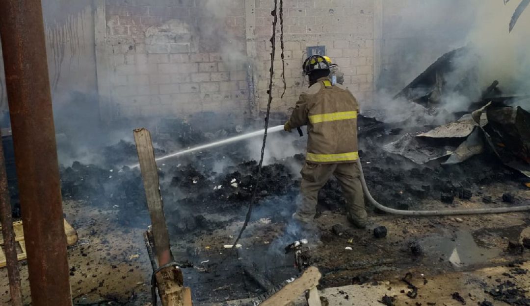 Incencio casa barrio Nelson Mandela Cartagena: En Cartagena incendio consumió una vivienda en su totalidad