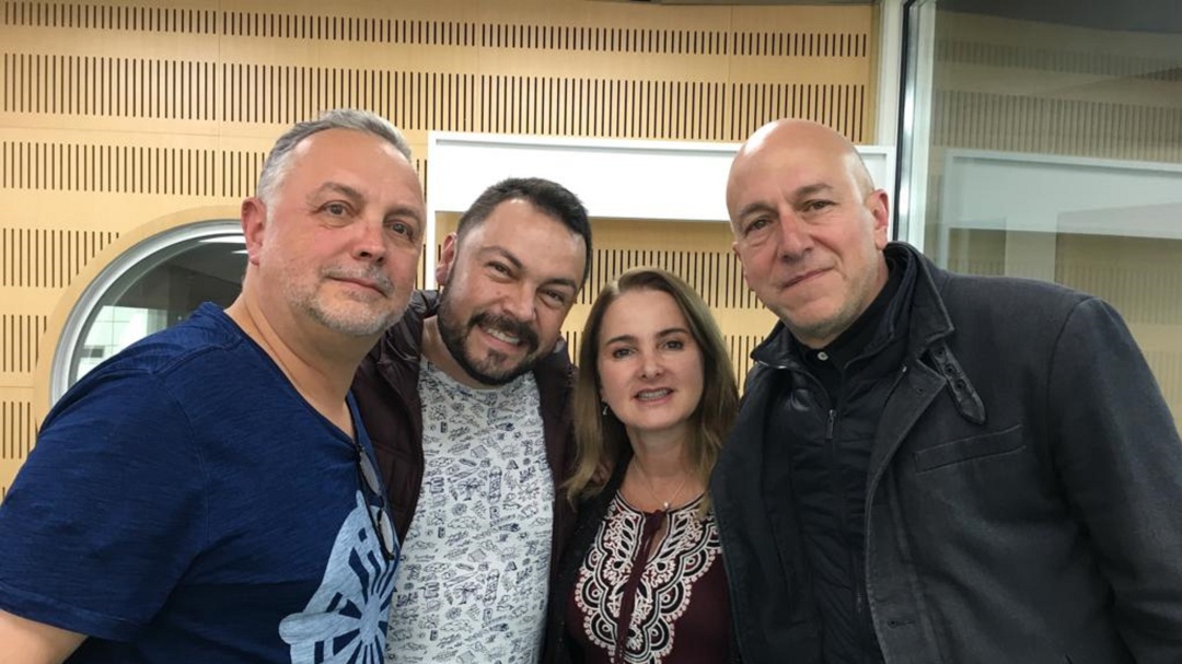 Una Serenata Al Oído con Compañía Ilimitada