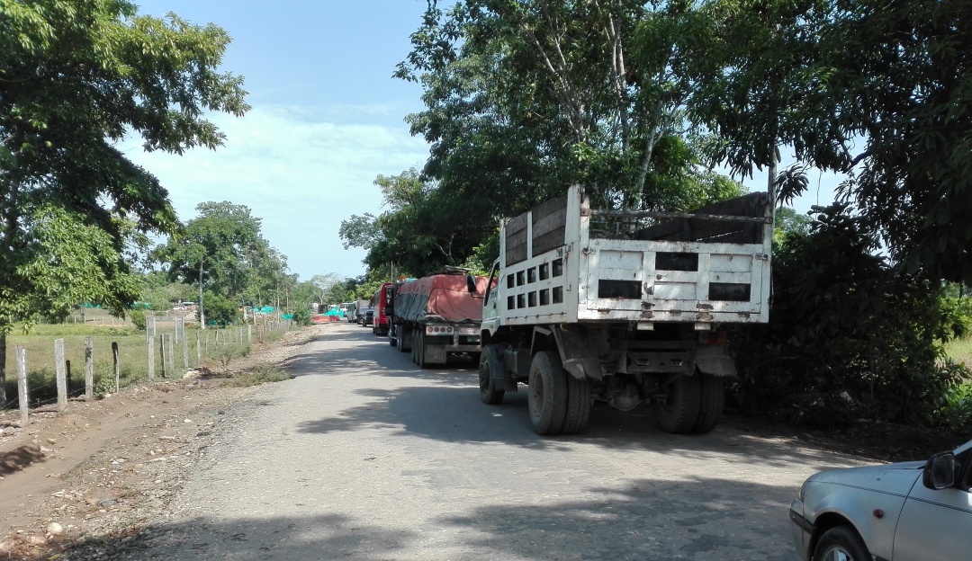 Transito en la entrada al municipio de Tibú