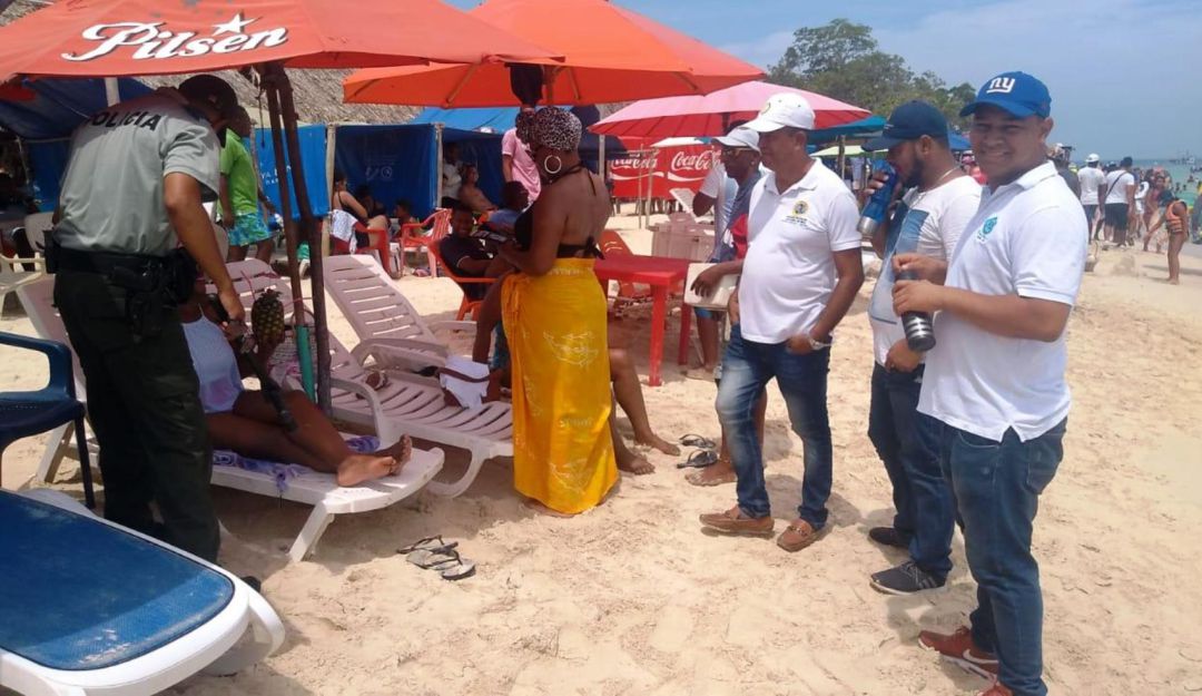 Cobros excesivos en playas de Cartagena: ¡Vuelve y juega! Querían cobrar $180.000 por 2 bandejas de pescado en Barú