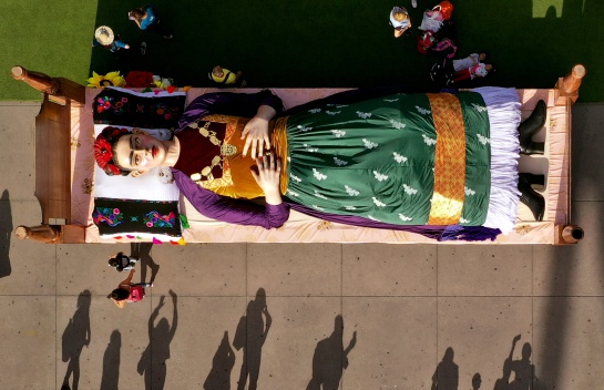 Homenaje a Frida Kahlo: Frida Kahlo revive en homenaje en plaza principal de Ciudad de México Homenaje a Frida Kahlo: Frida Kahlo revive en homenaje en plaza principal de Ciudad de México