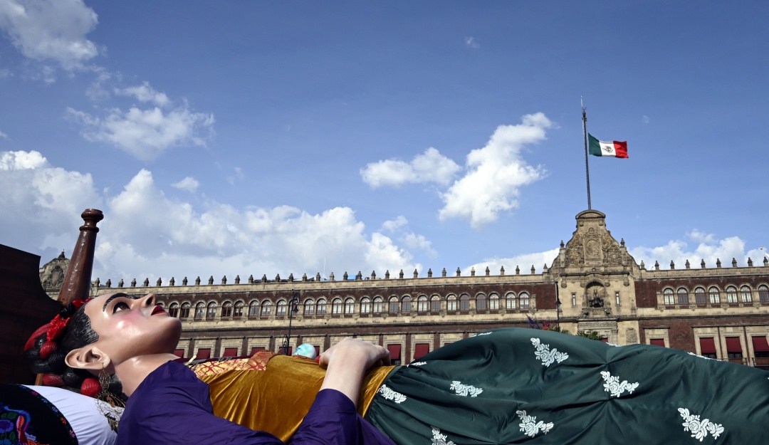 Homenaje a Frida Kahlo: Frida Kahlo revive en homenaje en plaza principal de Ciudad de México
