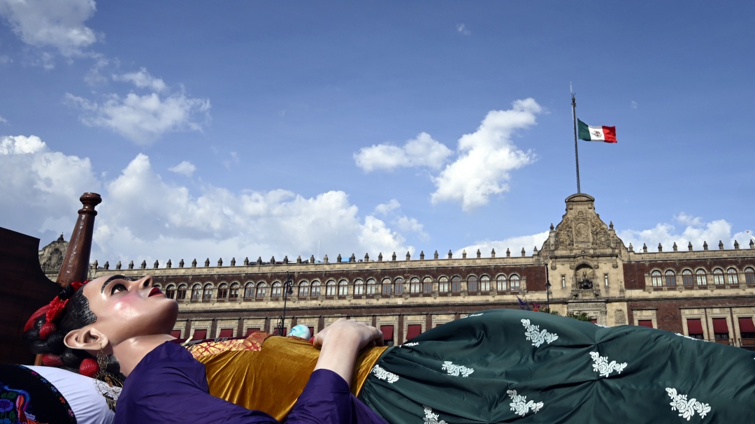 Frida Kahlo revive en homenaje en plaza principal de Ciudad de México