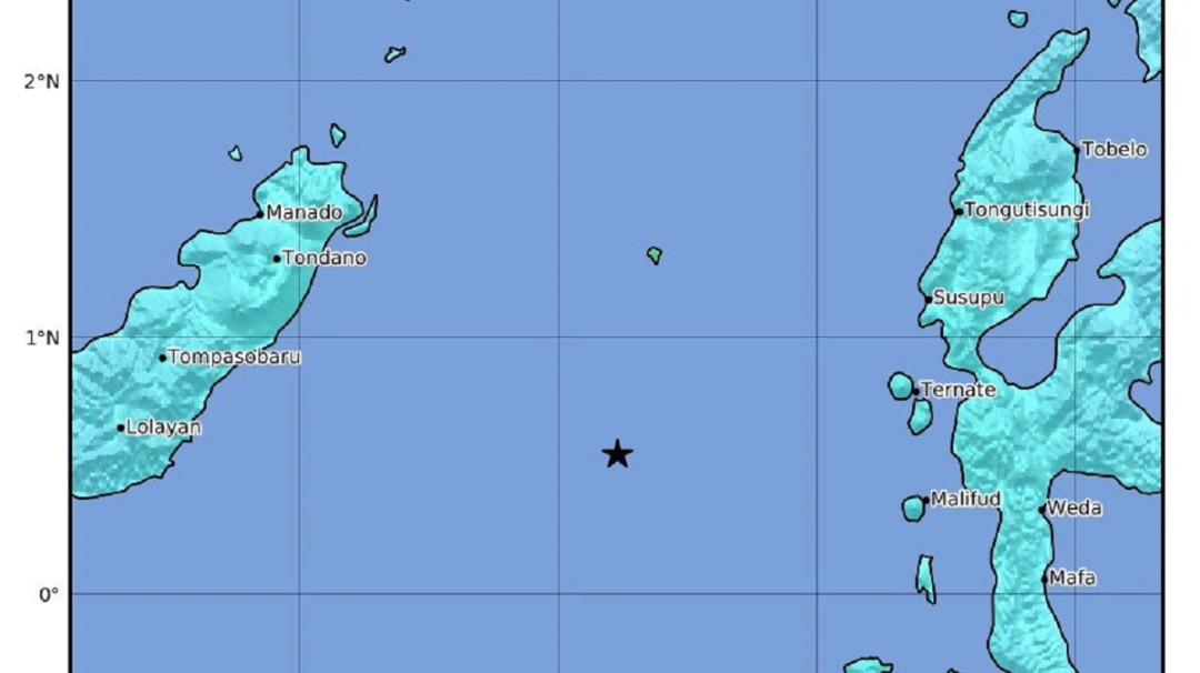 Fuerte sismo de magnitud 6,9 en aguas de Indonesia