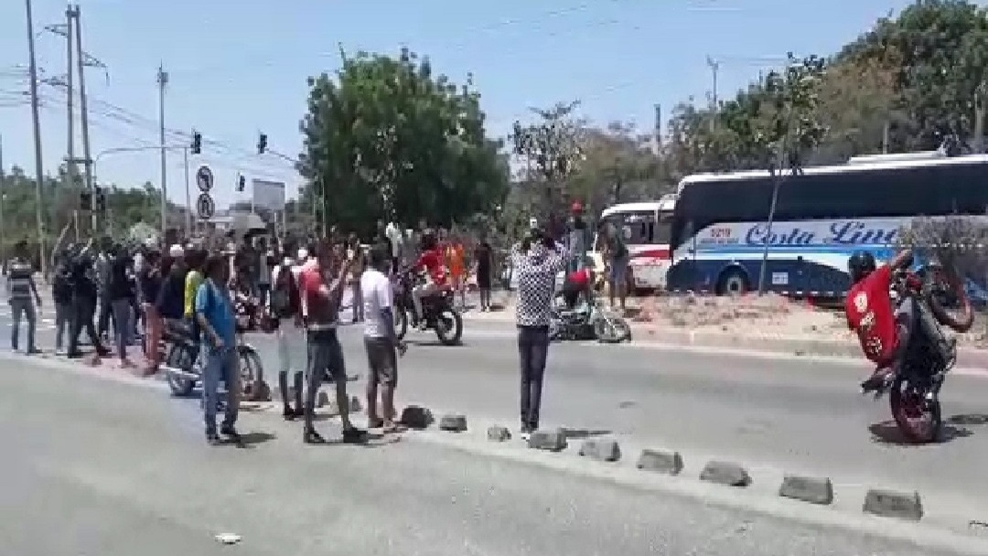 Piques ilegales de motos invadieron carril de Transmetro en Soledad