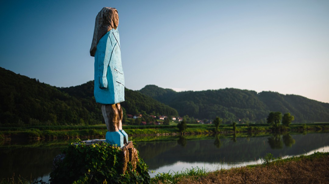 Una estatua de Melania Trump divide a su pueblo natal en Eslovenia
