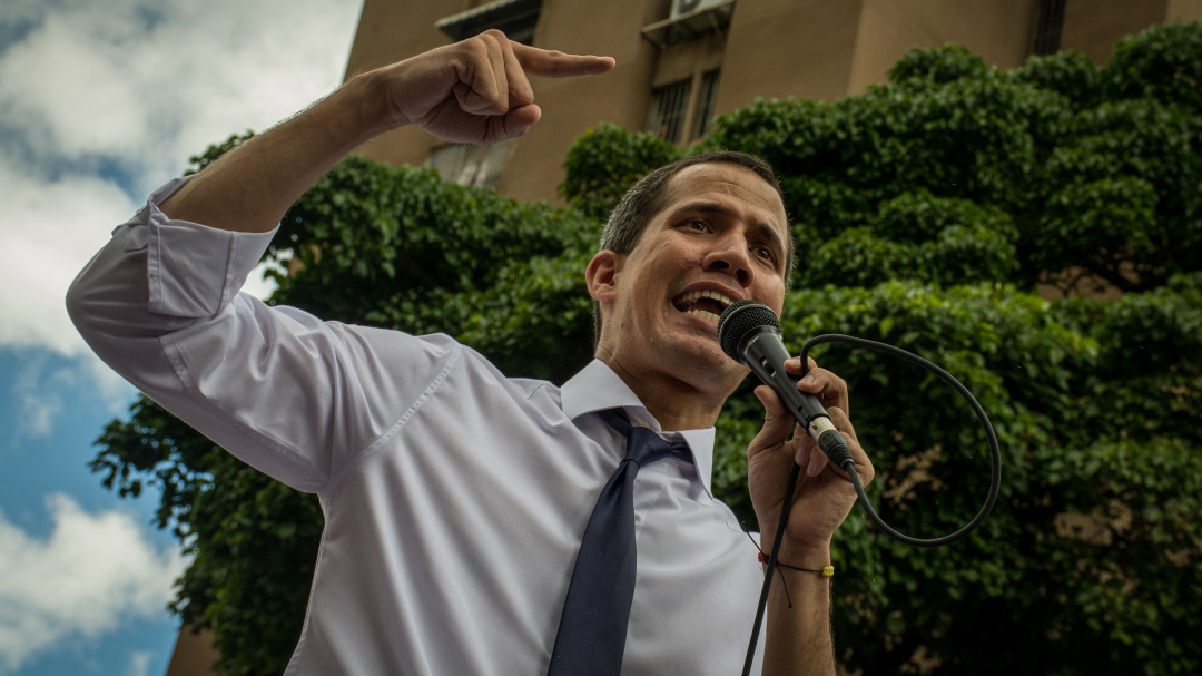 Guaidó denuncia que Maduro pretende "disolver el Parlamento" este lunes